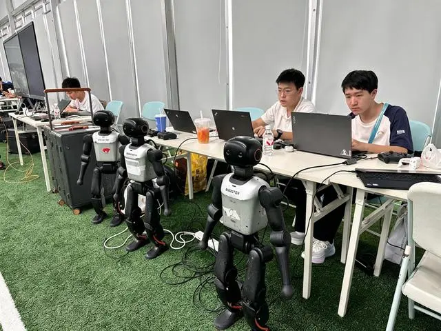 中学生为足球机器人升级“最强大脑”