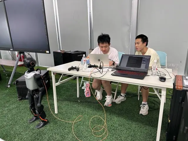 中学生为足球机器人升级“最强大脑”
