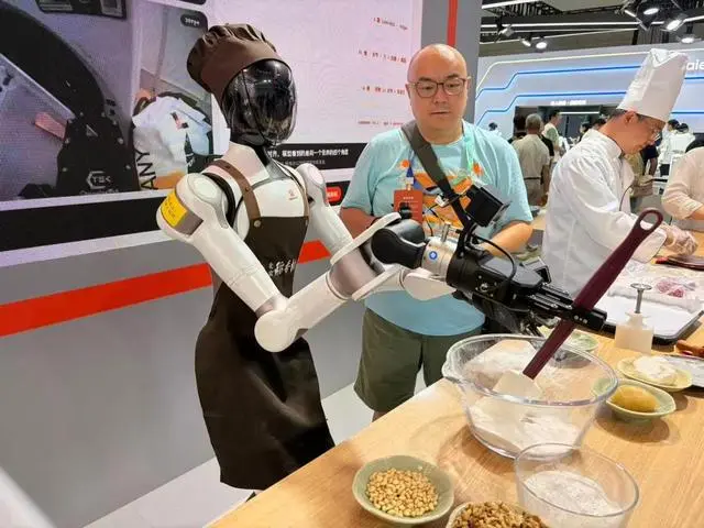 媒体人：机器人正在从好看走向好用