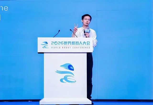 成都车展奔驰展台惊现人形机器人