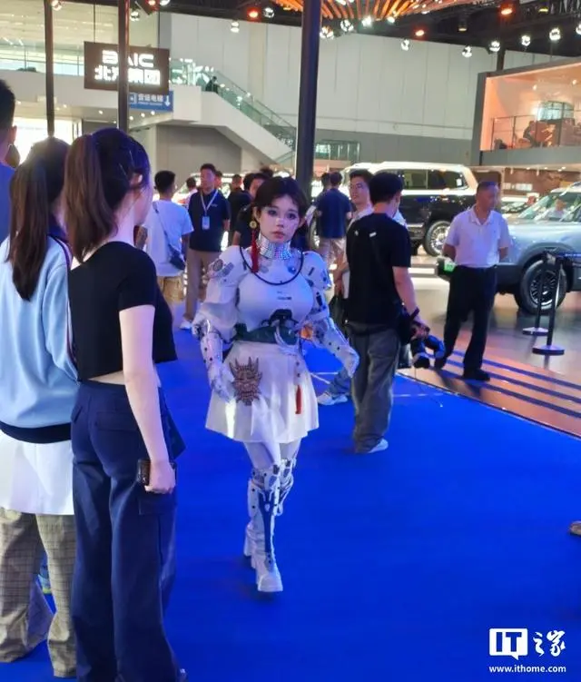 极氪展台多款车型及“机器人”亮相
