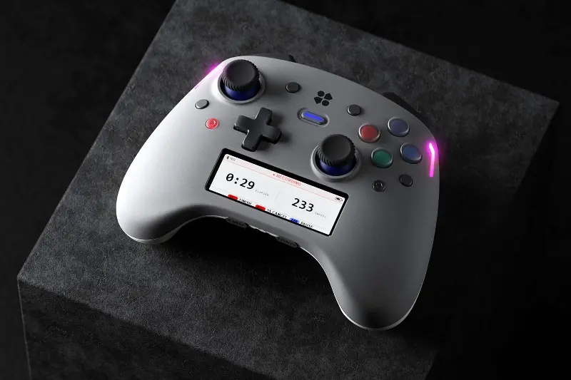 The Genki Manta controller showing a macro being recorded on its screen.