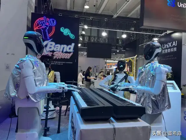 机器人坐机器马闪亮登场开幕式