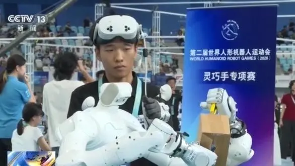 人形机器人展现精细操作实力