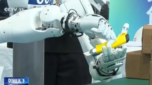 人形机器人展现精细操作实力