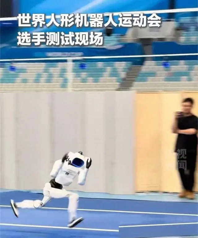 中国机器人“捂脸狂奔”走红海外