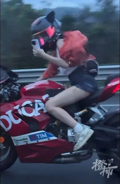 女骑手高速狂飙时速超200公里玩手机