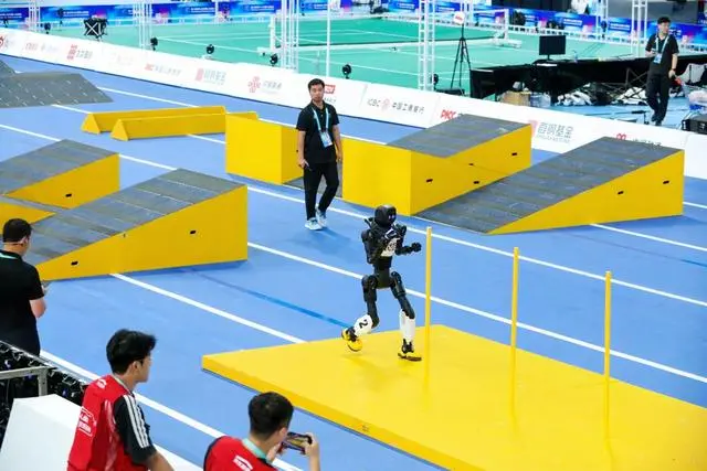智元首次出征机器人运动会实力登顶