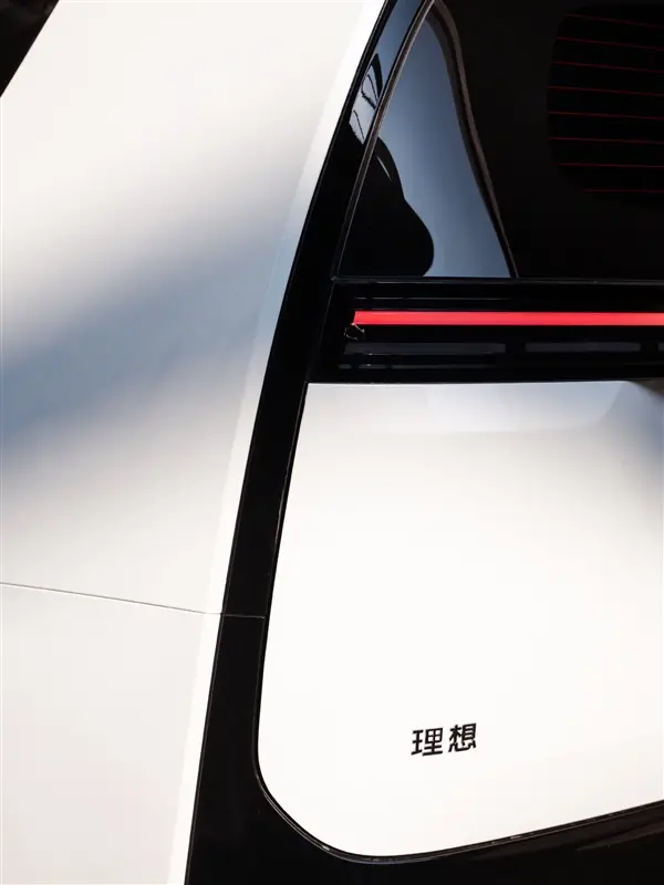 官方预热新一代理想MEGA:用上进化版熊猫白珍珠漆+白色飞碟轮毂