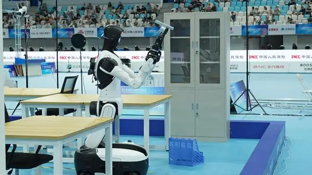 人形机器人“小奶瓶”和记者互动