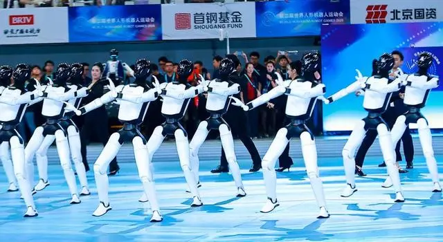 人形机器人“小奶瓶”和记者互动
