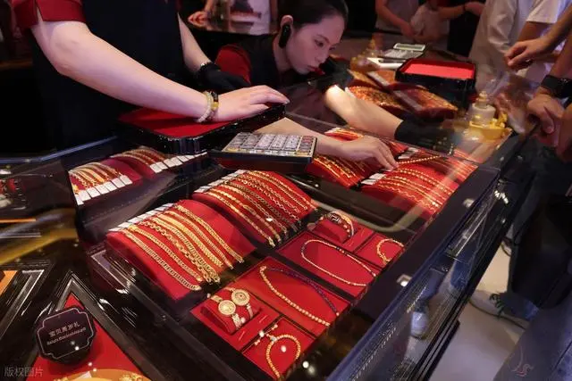 华为旗舰手机直涨1000元