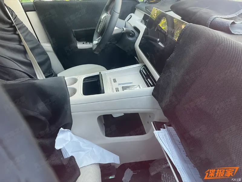 鸿蒙智行新款智界 R7 轿跑 SUV 内饰谍照曝光,有望换装全新连屏设计 汽车之家