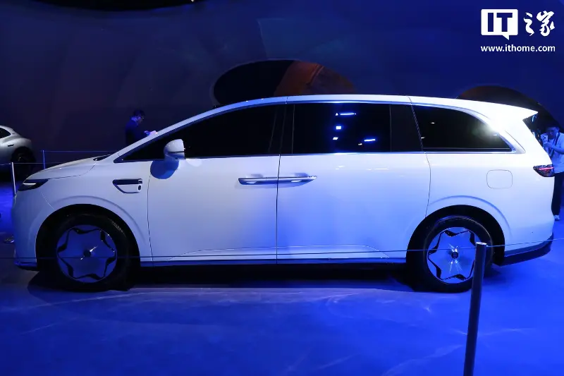 鸿蒙智行享界 V8“家庭智慧旗舰 MPV”实车成都车展首秀:寰宇星环一体贯穿大灯、保留电动滑门