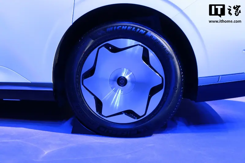 鸿蒙智行享界 V8“家庭智慧旗舰 MPV”实车成都车展首秀:寰宇星环一体贯穿大灯、保留电动滑门