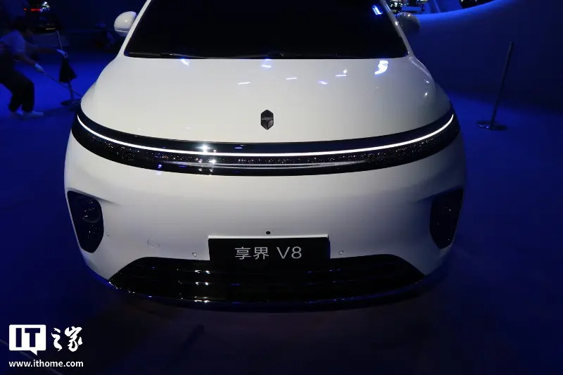鸿蒙智行享界 V8“家庭智慧旗舰 MPV”实车成都车展首秀:寰宇星环一体贯穿大灯、保留电动滑门