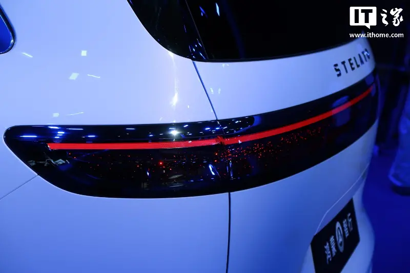 鸿蒙智行享界 V8“家庭智慧旗舰 MPV”实车成都车展首秀:寰宇星环一体贯穿大灯、保留电动滑门