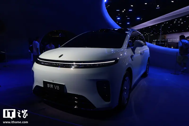 鸿蒙智行享界 V8“家庭智慧旗舰 MPV”实车成都车展首秀:寰宇星环一体贯穿大灯、保留电动滑门