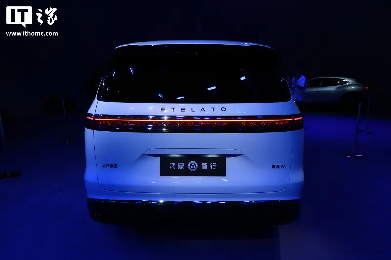 鸿蒙智行享界 V8“家庭智慧旗舰 MPV”实车成都车展首秀:寰宇星环一体贯穿大灯、保留电动滑门