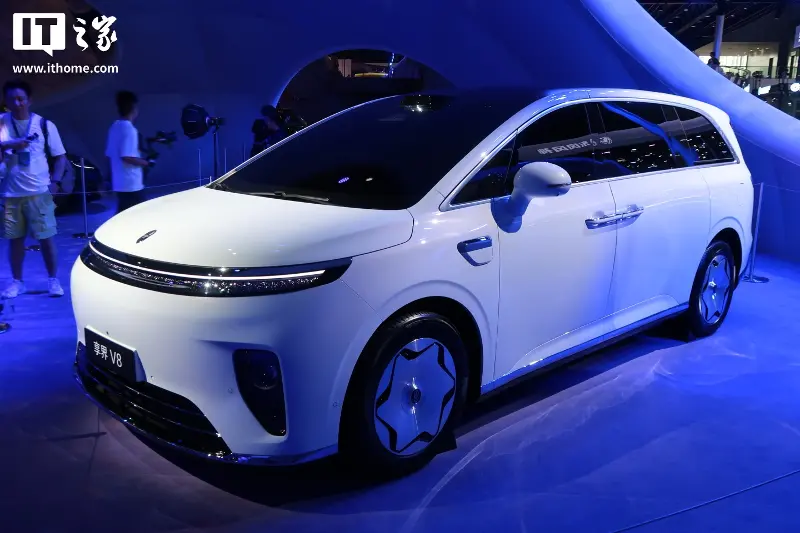 鸿蒙智行享界 V8“家庭智慧旗舰 MPV”实车成都车展首秀:寰宇星环一体贯穿大灯、保留电动滑门
