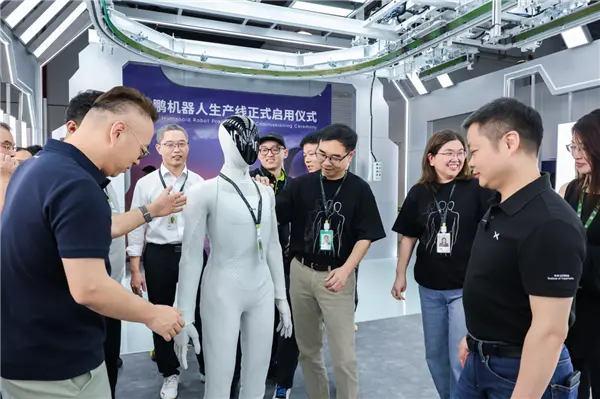 2027年交付！小鹏首位人形机器人自主走下产线：全身76个自由度