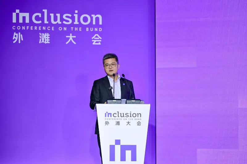蚂蚁CEO韩歆毅外滩大会谈“AI新经济”:企业必须从降本增效走向价值创造