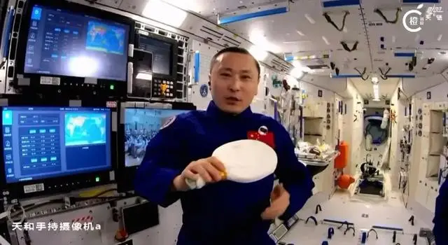 中国航天员在太空烤鸡翅小蛋糕