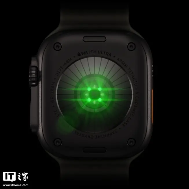 Apple Watch Ultra 4 的背面显示心率传感器。
