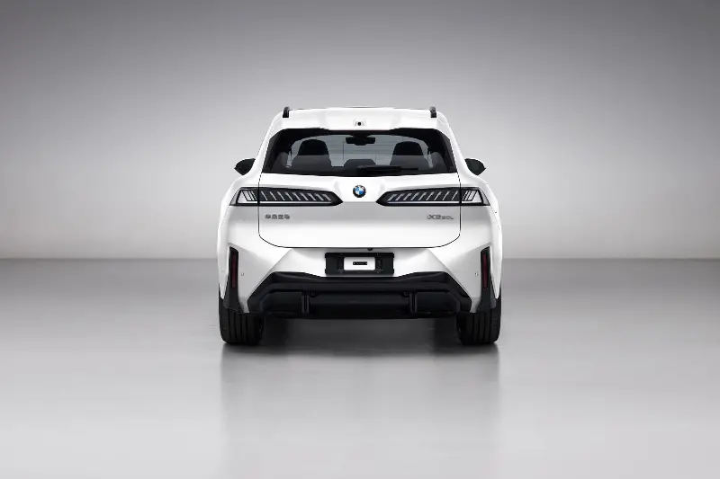 华晨宝马新世代 iX3 纯电 SUV 申报:此前已开启预订,26.99 万-33.99 万元起 华晨宝马iX3 30L 尾部视图