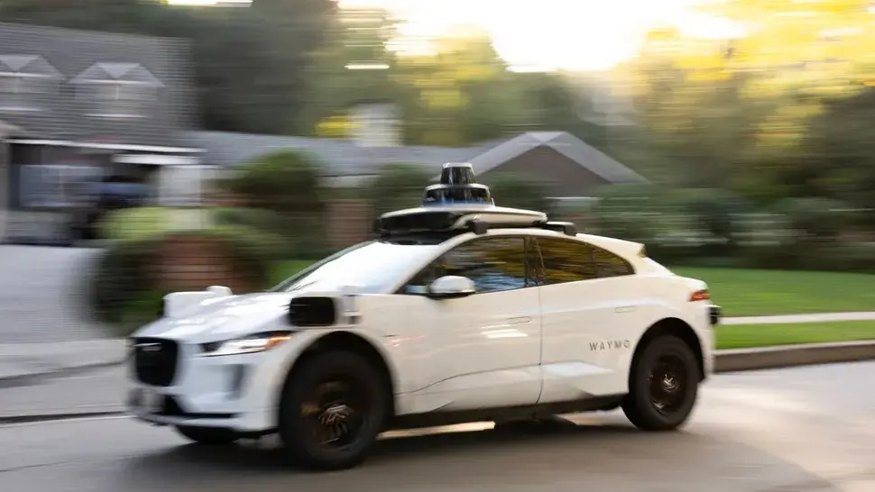 Waymo 自动驾驶出租车监测到乘客携带枪支,协助警方逮捕两名未成年人