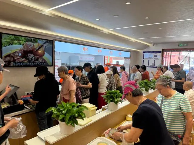 北京一社区智慧食堂机器人掌勺