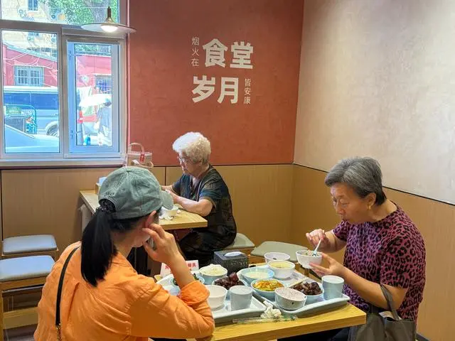 北京一社区智慧食堂机器人掌勺