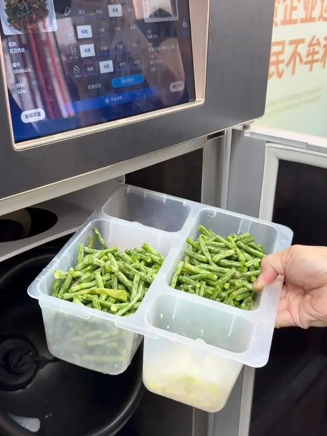 北京一社区智慧食堂机器人掌勺