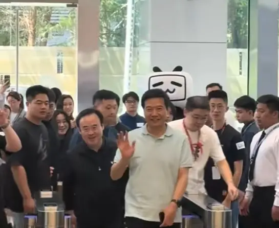 雷军脚踹宇树人形机器人“过招”