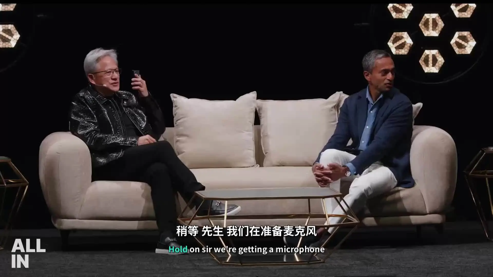 英伟达黄仁勋大会现场公开接特朗普电话,后者斥责 AI 危险论是骗局