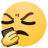 皱眉看手机