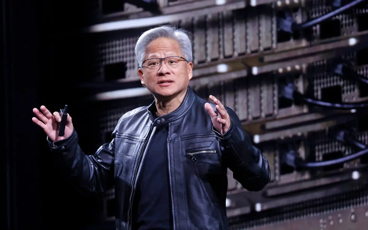 黄仁勋：AI无需监管 安全应由开发者自负