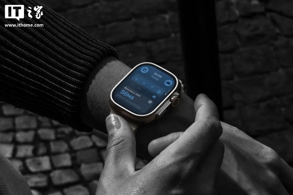 用户手腕上的 Apple Watch Ultra 4 上显示用户的恢复心率变异性数据。