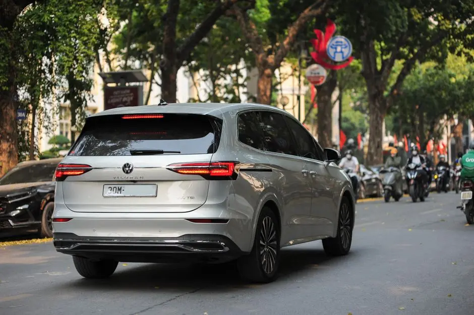 鸿蒙智行首款纯电 MPV 享界 V8 核心配置公布,全系标配 800V 高压平台、华为乾崑智驾