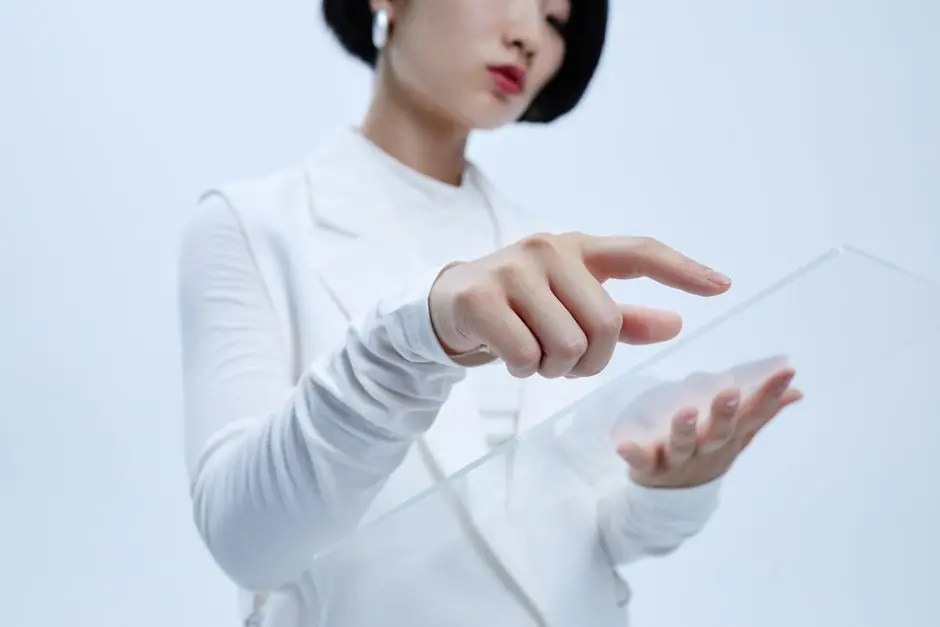 OPPO发了一款别在领口的AI新硬件
