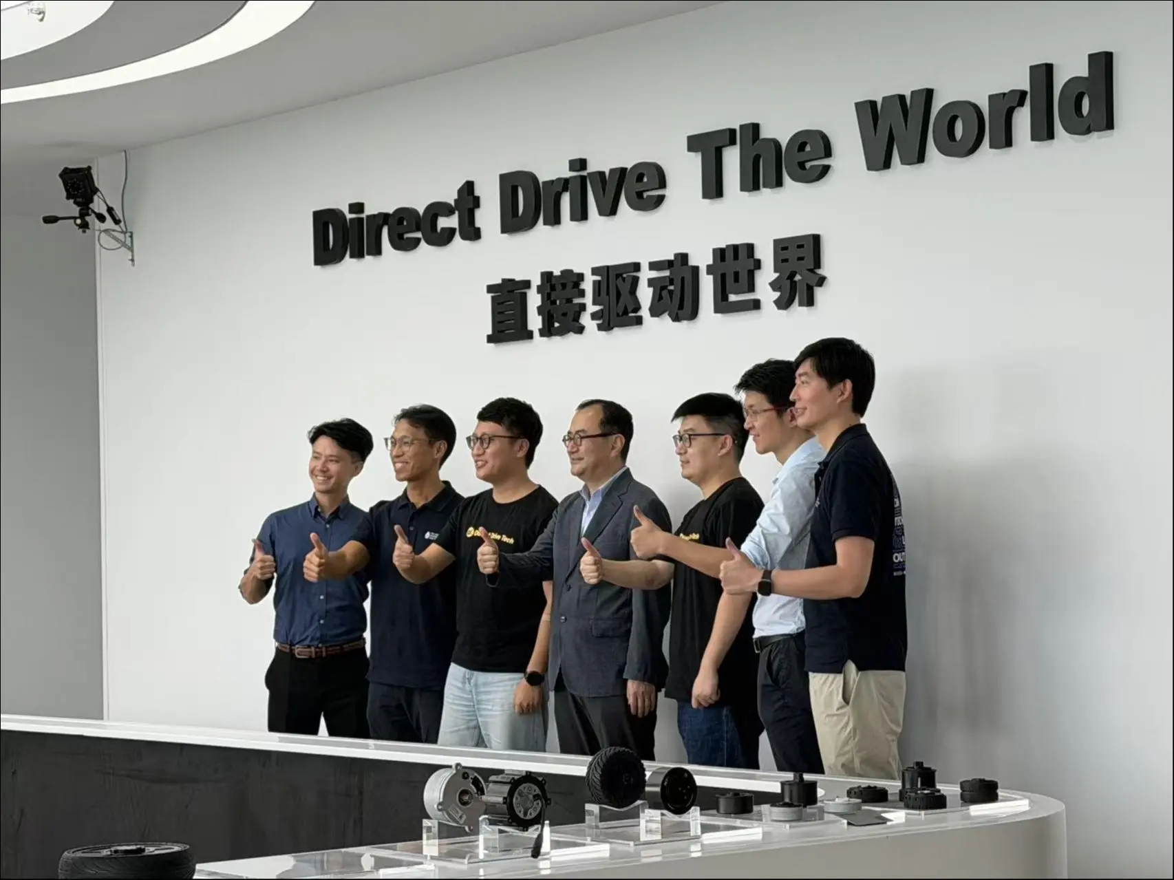 本末科技创始人张笛(左3)赴港敲钟前夕,香港科技大学副校长(左四)一行人特地来参观祝贺。(钱玉娟拍摄)