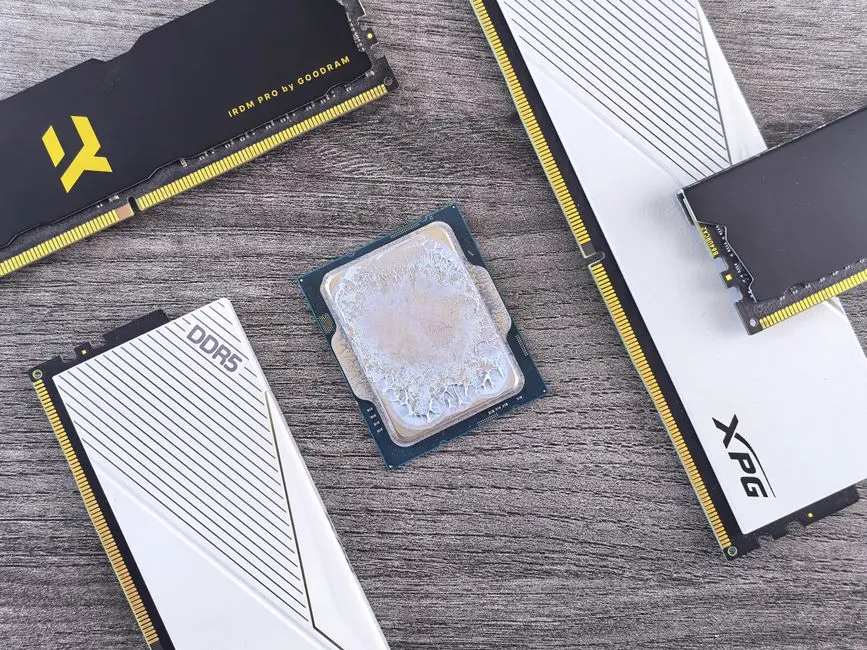 澜起科技成功量产DDR5第五子代RCD芯片:面向高性能DDR5 RDIMM内存模组