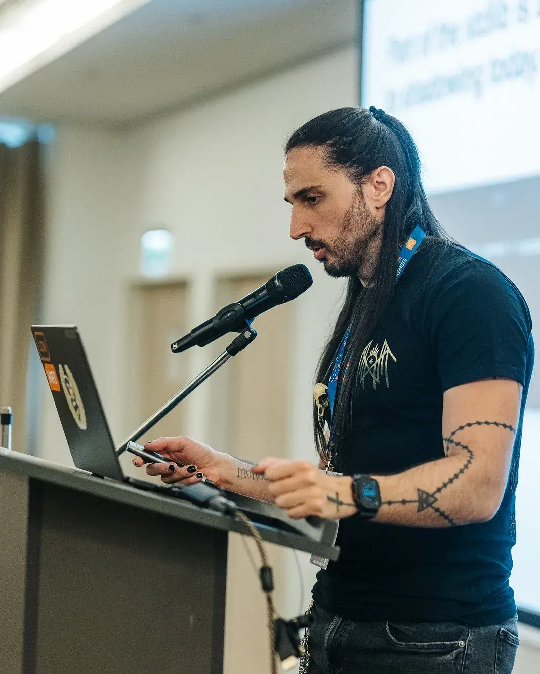 Pablo Galindo Salgado speaking at the lectern