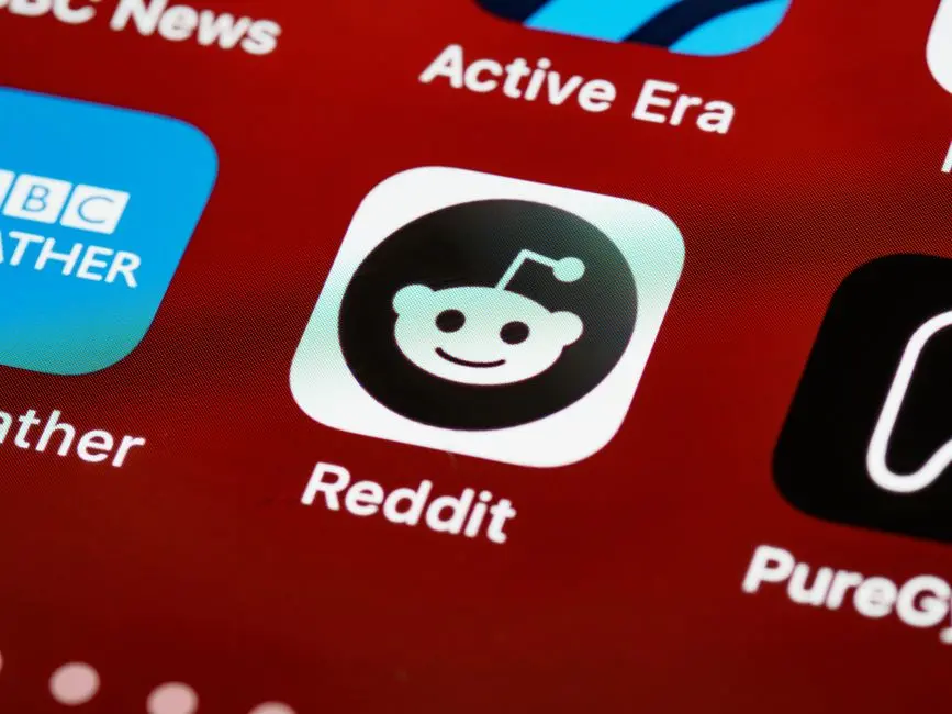 应对 AI 爬虫:Reddit 将关停 RSS 订阅、终止公共 API 访问