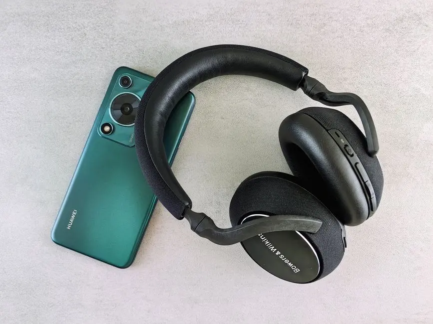阿里千问 AI 耳夹式耳机上架预约：Bose 调音，支持 89 种语言翻译
