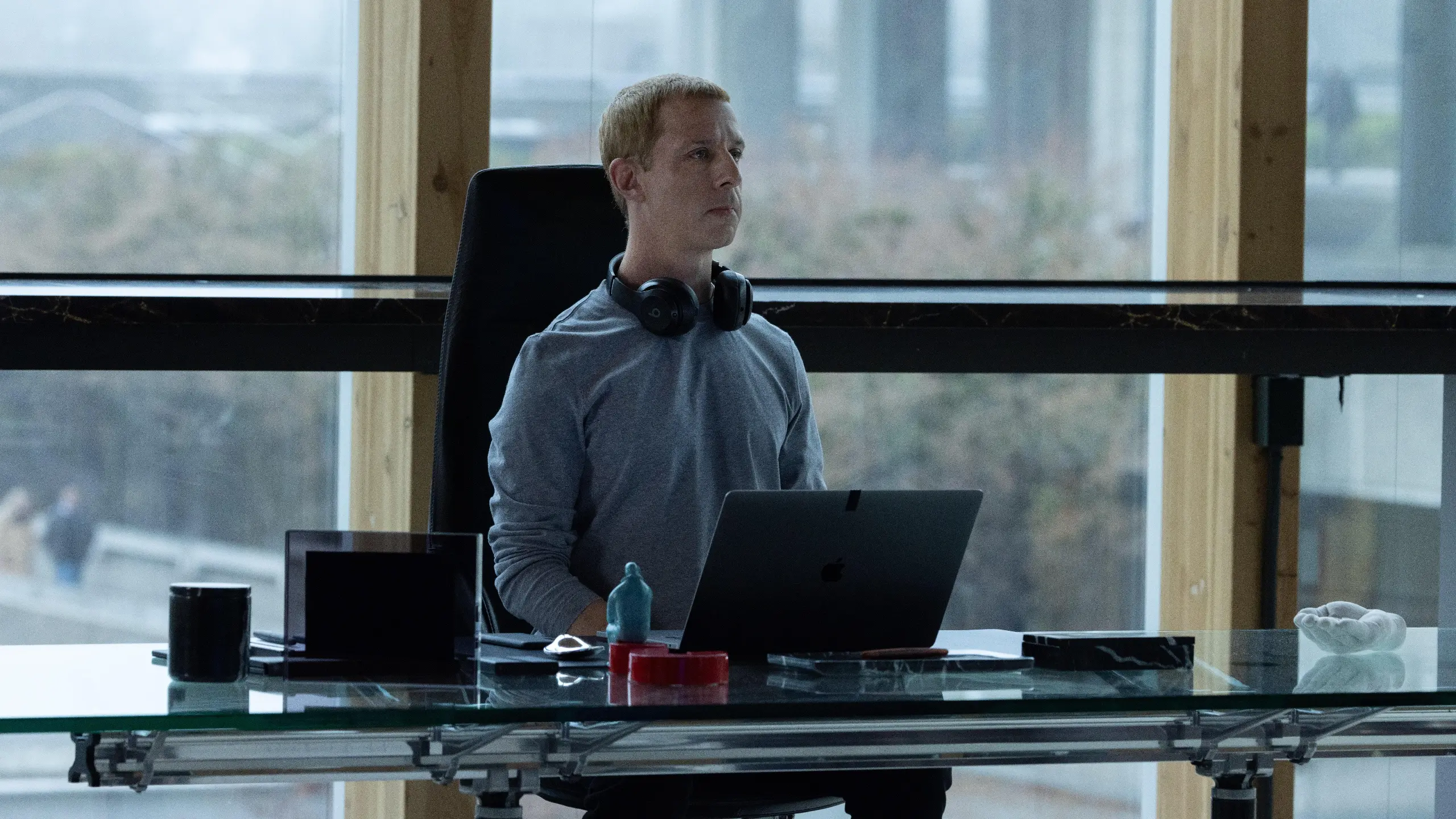 A photo of Jeremy Strong portraying Mark Zuckerberg in The Social Reckoning.