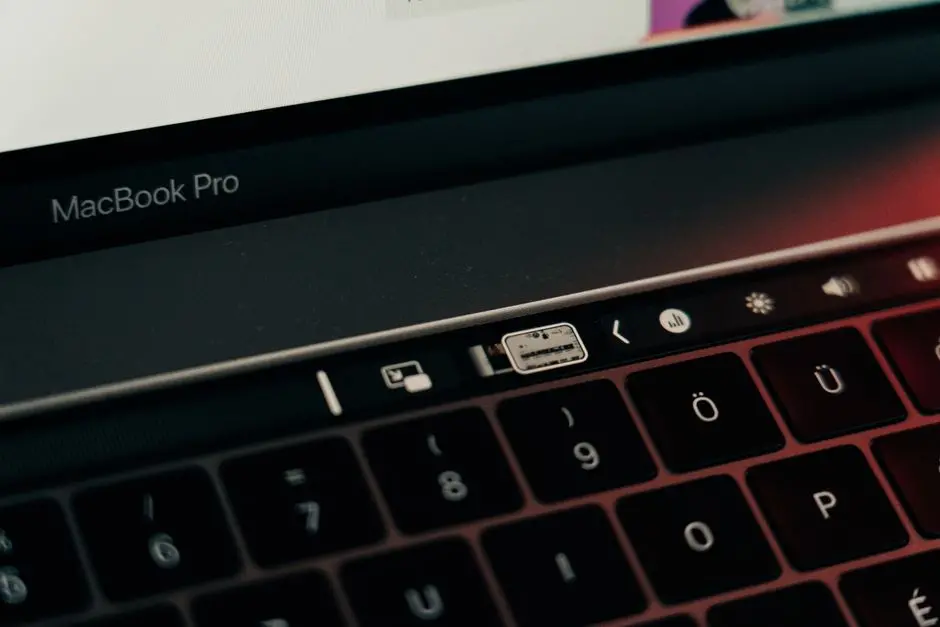 MacBook触控屏落地?「违反祖训」的苹果在想什么?