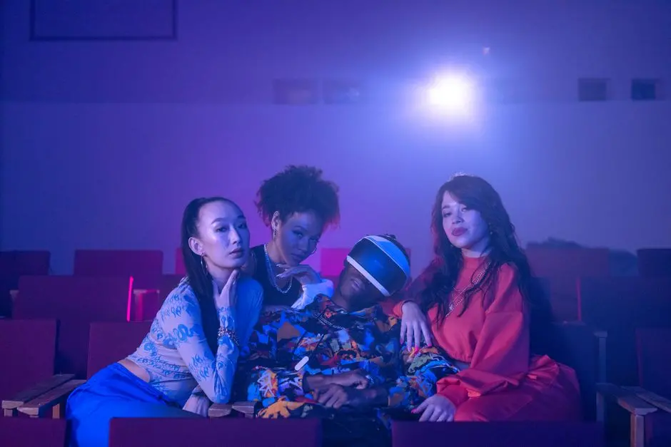 代码显示 Meta 正为 Quest 头显开发“Theater Home”虚拟影院环境功能,支持动态氛围灯效