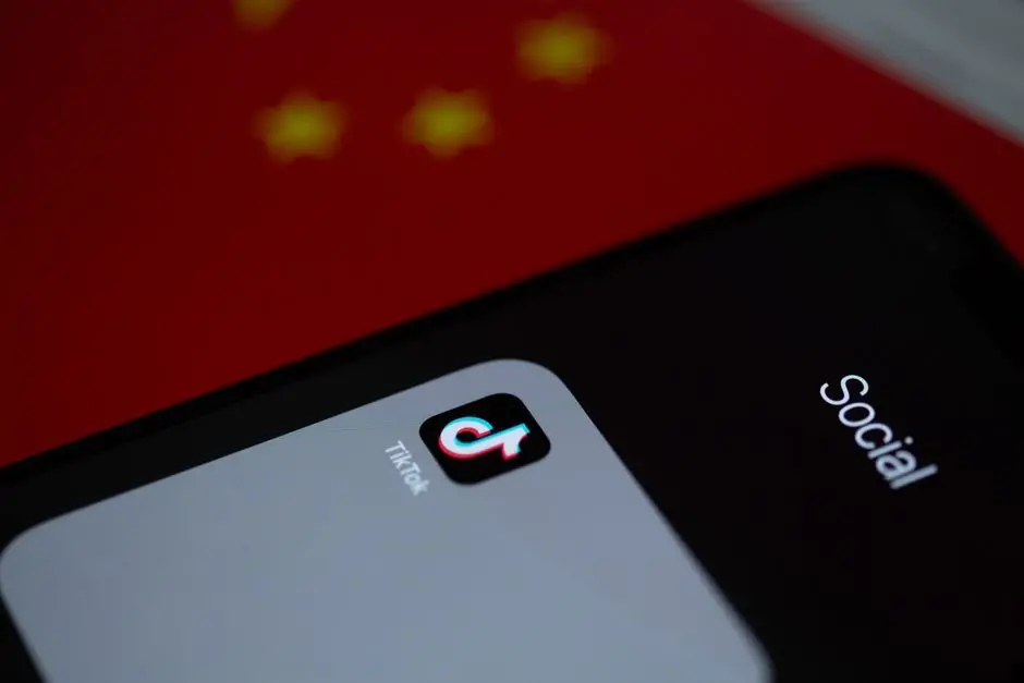 万物皆可是豪门,越来越癫的AI短剧,到底谁在看?