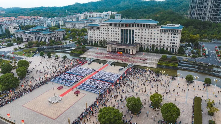 何小鹏：小鹏汽车目标到 2030 年底全球年销量达 100 万辆，其中欧洲占一半